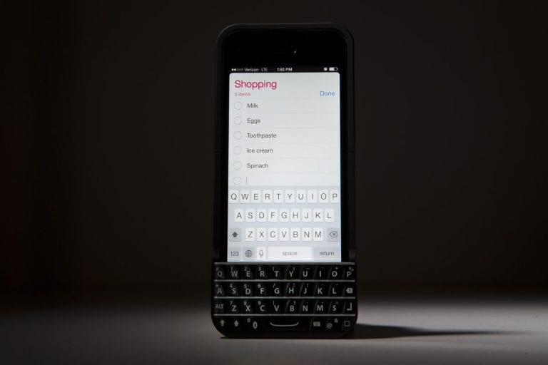 BlackBerry uzvar tiesā fiziskās iPhone klaviatūras ražotāju Typo