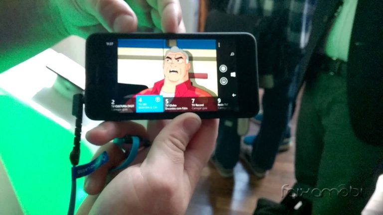Kā darbojas jaunā Lumia 630 ar ciparu TV uztveršanas iespēju (video)