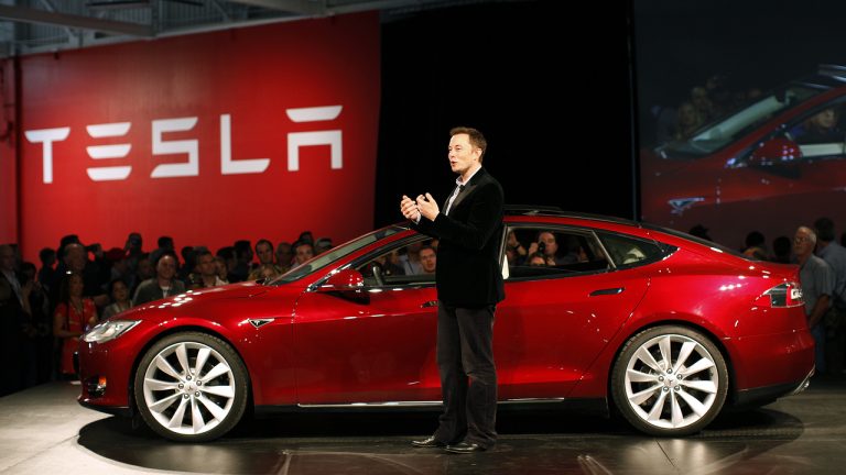 “Tesla” gatava ar konkurentiem dalīties programmatūrā un bateriju tehnoloģijās