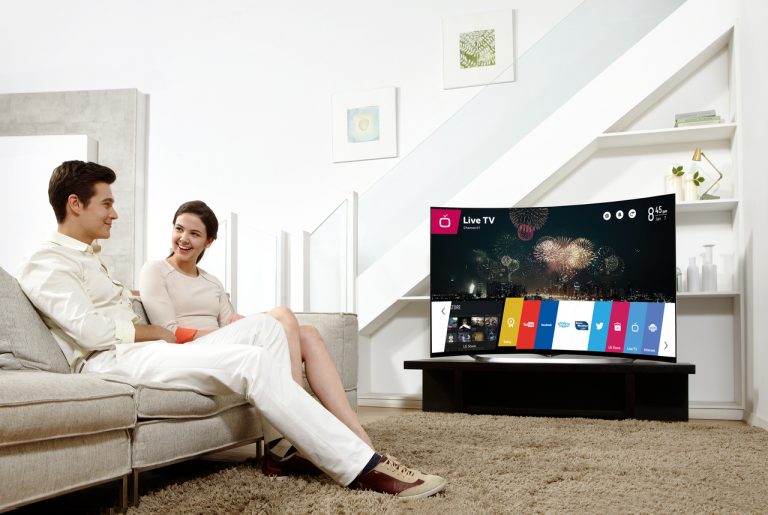 Jaunākās paaudzes LG izliektais ULTRA HD televizors jau oktobrī nonāk tirdzniecībā Latvijā