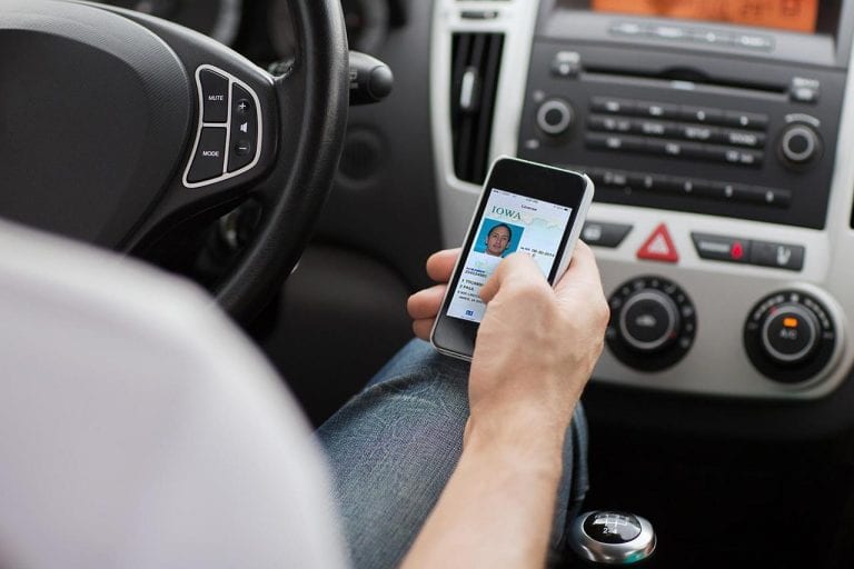 ASV plāno ieviest autovadītāja apliecību mobilās aplikācijas formā