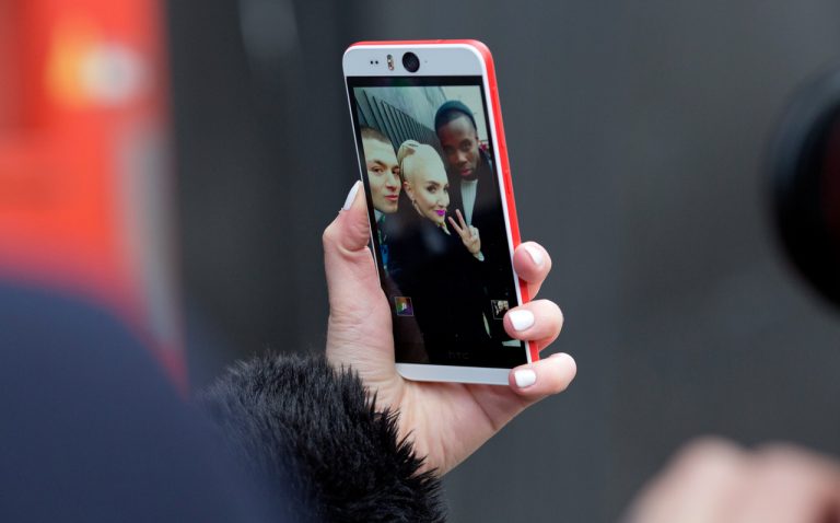 HTC pieņem darbā selfiju stilisti Aleksu Noksu