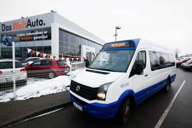“Moller Auto Lidosta” Volkswagen centrs “Rīgas Mikroautobusu Satiksme” rīcībā nodod 15 minibusus invalīdiem