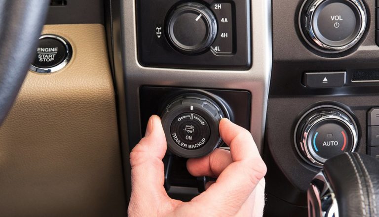 Ford piedāvā sistēmu, kas palīdz manevrēt ar piekabi