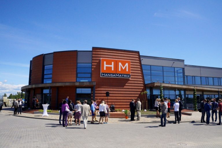 Jaunatklātajā “HansaMatrix” rūpnīcā Ventspilī ražos vismodernākos IT produktus