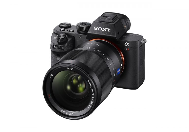 Sony laidis klajā jauno flagmani – pilna kadra bezspoguļa fotokameru α7R II