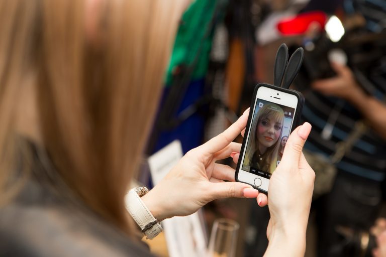 L’Oreal radījis mobilo aplikāciju Makeup Genius – dekoratīvās kosmētikas pielaikošanu virtuālajā spogulī