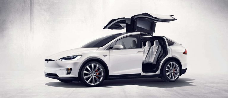 Tesla beidzot prezentē Model X elektrisko krosoveru
