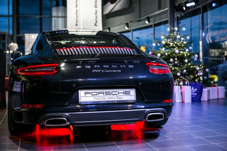 Rīgā prezentēts jaunais Porsche 911 Carrera