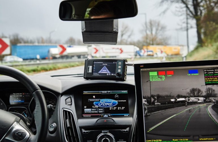 Jaunā Ford palīgsistēma padara sastrēgumus par atpūtu un ļauj novietot automobili stāvvietā ar tālvadību