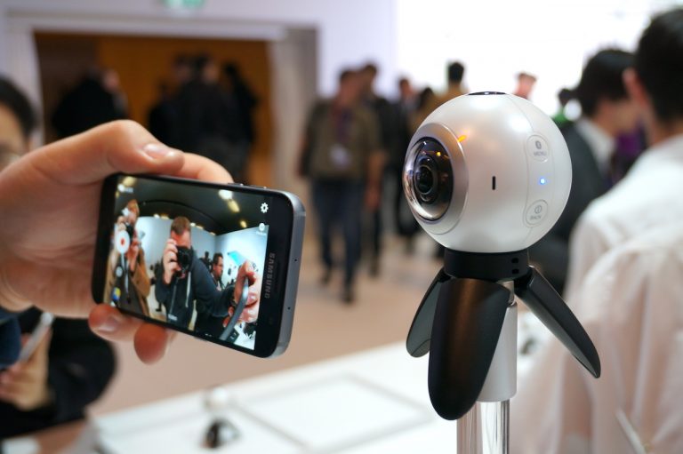Samsung radījis Gear 360 kameru telpisku attēlu un video uzņemšanai
