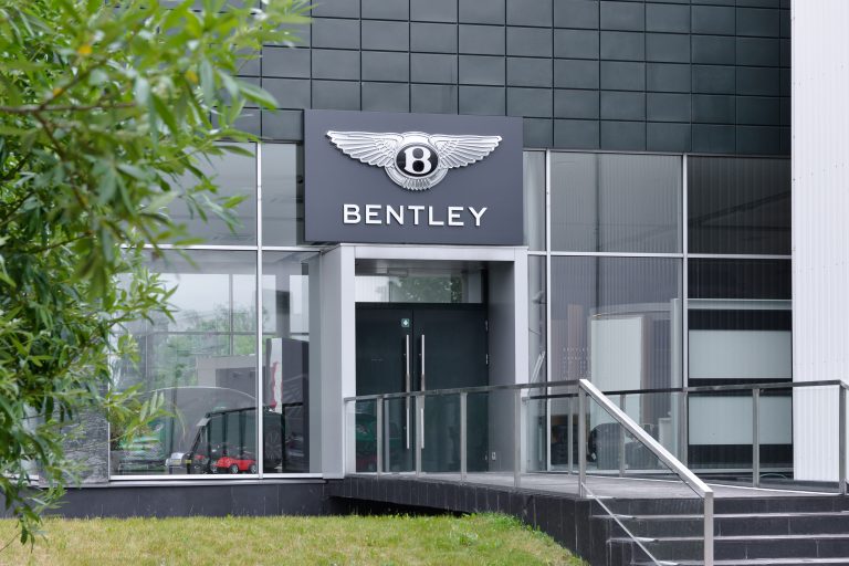 Bentley Rīga autosalons ieguvis jaunu izskatu