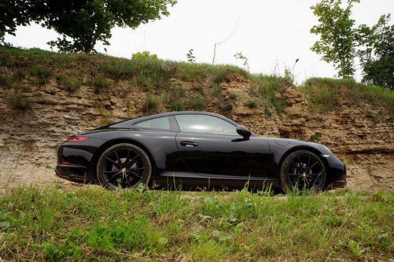 Kursors izmēģina atjaunoto Porsche 911 Carrera