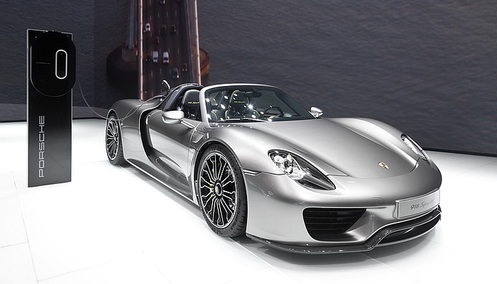 Porsche pieņem 1400 darbiniekus elektroautomašīnu izstrādei