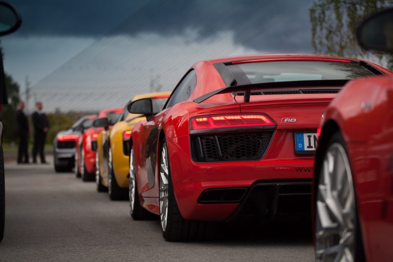 Audi R8 superauto parāde Rīgā pulcēja vairākus tūkstošus cilvēku