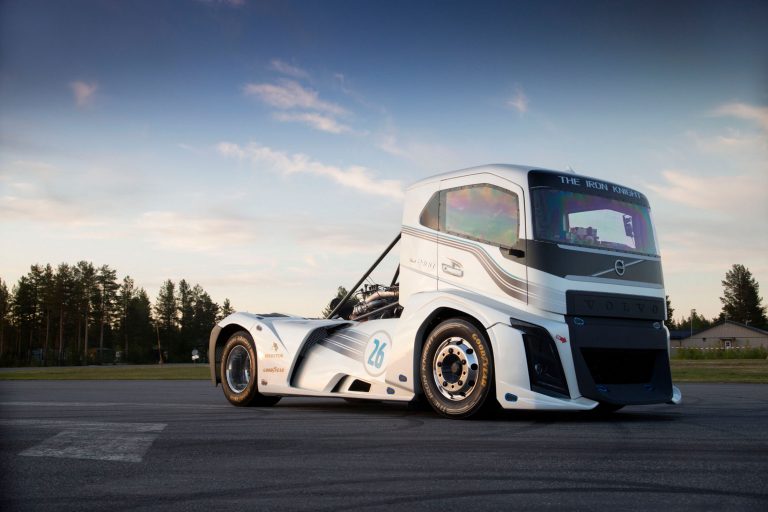 Volvo Trucks sacīkšu kravas automašīna pārspēj divus pasaules ātruma rekordus