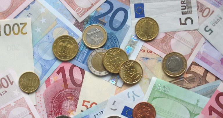 Bezskaidrās un skaidrās naudas maksājumu attiecība Latvijā – 77% pret 23%