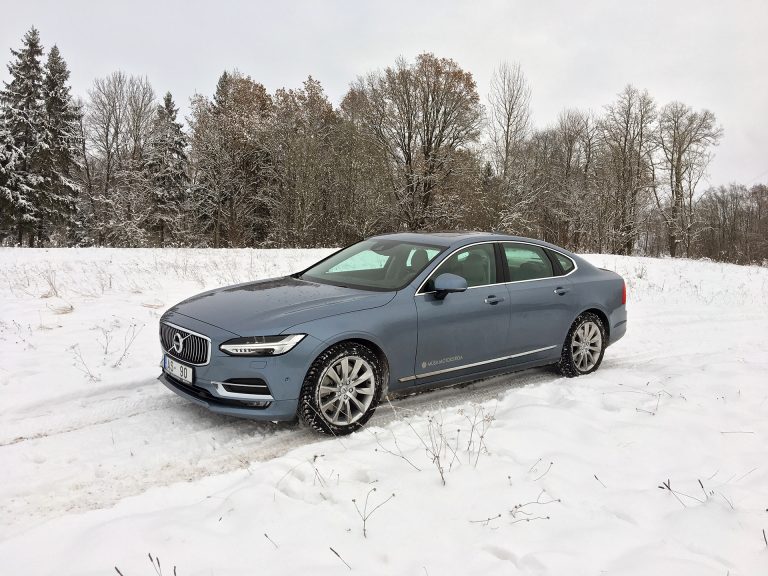 Kursors izmēģina Volvo S90