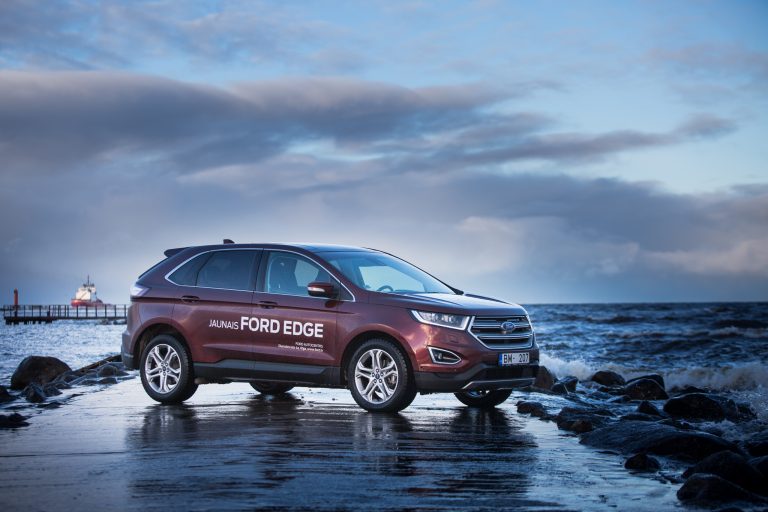 Kursors izmēģina Ford Edge