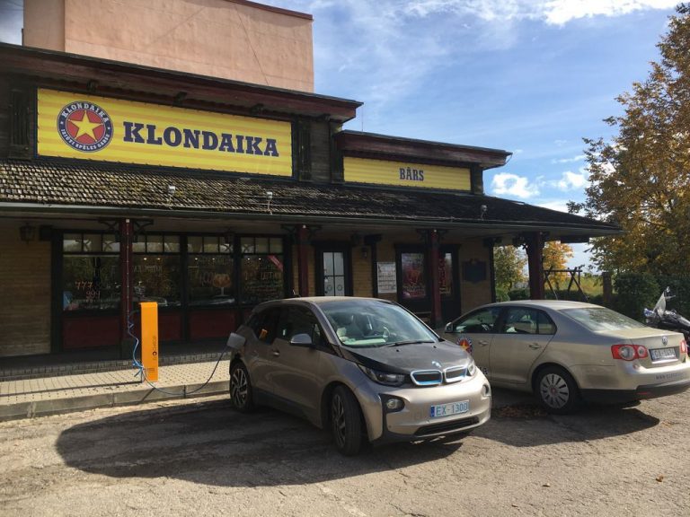 “Klondaika” ierīkojusi pirmo elektromobiļu uzlādes staciju Salaspilī