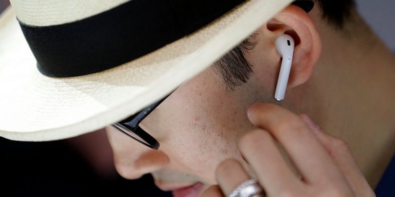 Apple bezvadu austiņas AirPods piemeklē kārtējā ķibele