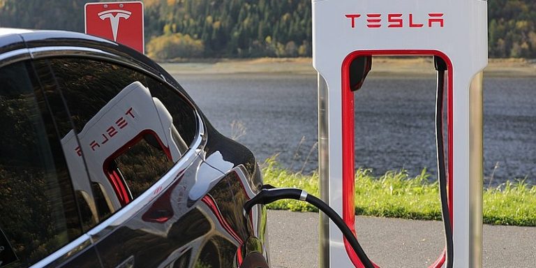 Tesla izziņo maksu par automašīnu pamešanu pie Supercharger uzlādes stacijām