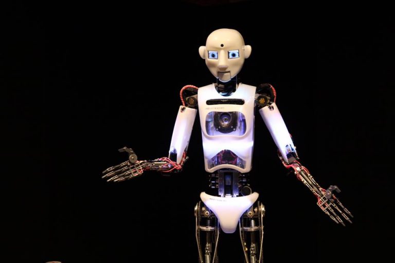 Rīgā atklāj starptautisku robotikas izstādi “Robotu balle”