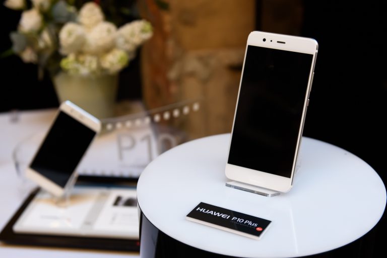 Ar fotoizstādi Latvijā ienāk Huawei P10 viedtālruņi