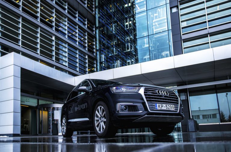 Audi Q7 e-tron – uzlādējamais hibrīdauto ar quattro piedziņu jau Latvijā