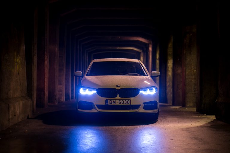 Kursors izmēģina jauno piektās sērijas BMW (G30)