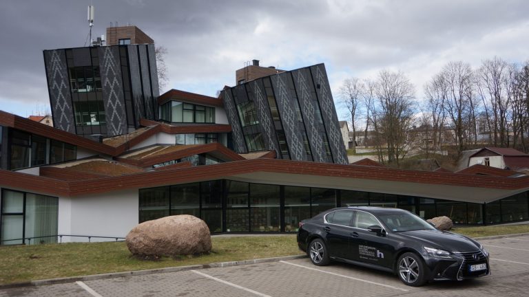 Kursors izmēģina Lexus GS 300h luksusa sedanu