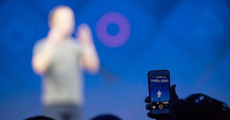Facebook strādā pie datora kontrolēšanas ar smadzenēm un dzirdēšanas ar ādu