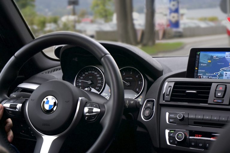 Lielbritānijā jaunajiem autovadītājiem būs jāprot lietot auto navigācija