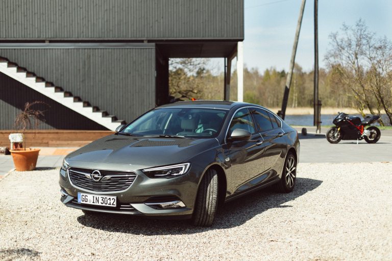 Kursors izmēģina jauno Opel Insignia
