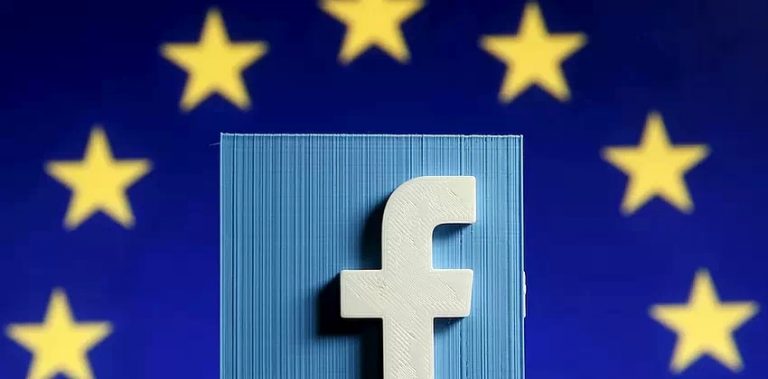 Eiropa apstiprina plānu likt Facebook un YouTube pastiprināti kontrolēt naida kurināšanu