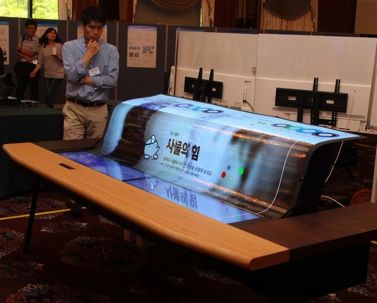 LG Display prezentē pasaulē pirmo 77 collu elastīgu un caurspīdīgu OLED displeju