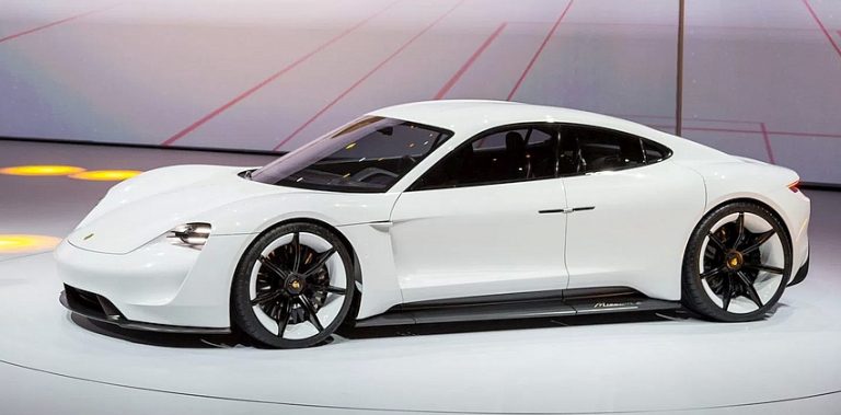 Porsche plāno tuvākajos sešos gados pusi no mašīnām izlaist ar elektrodzinējiem
