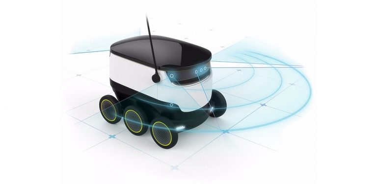 Igauņu preču piegādes robots iekļūst ceļu satiksmes negadījumā (video)