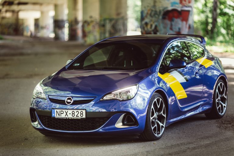 Dūru cīņas: Opel Astra GTC OPC pret VW Golf GTI