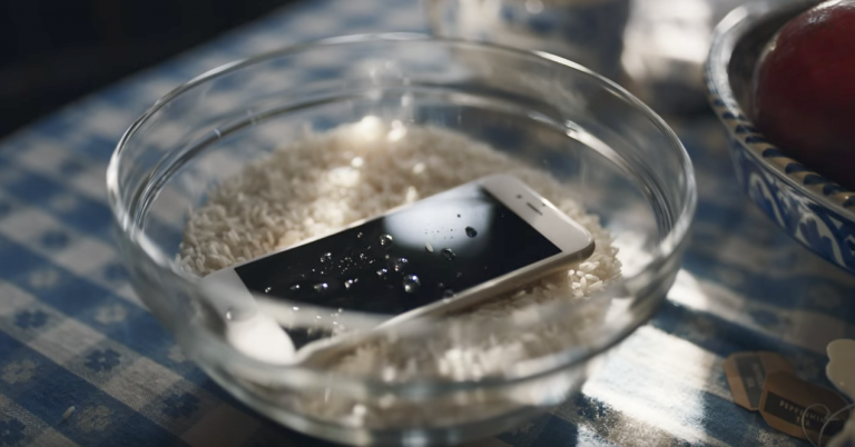Samsung jaunākajā reklāmā trāpīgi iesmej par iPhone (video)