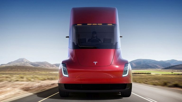 Tesla prezentē Tesla Semi elektriskās smagās automašīnas