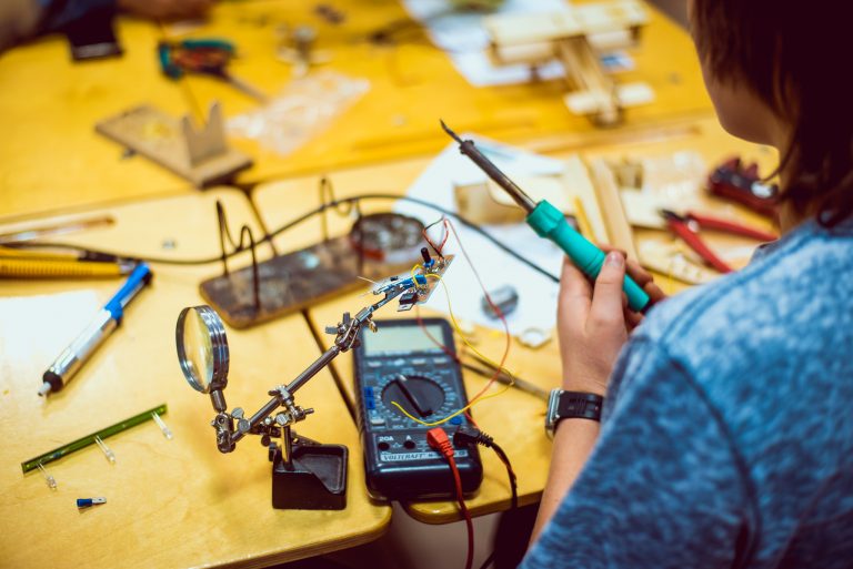 Jaunie elektroniķi izvēlas izgatavot robotus, nevis nākotnē zaudēt tiem darbavietu
