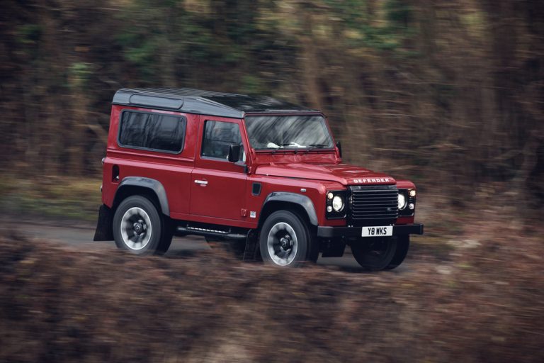 Land Rover svin 70. gadadienu, izlaiž 405 Zs Defender Works V8