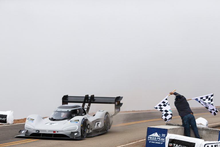 Volkswagen ar I.D. R Pikes Peak elektroauto pārspēj Pikes Peak kalnā braukšanas sacīkšu rekordu