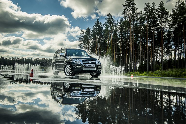 Kursors izmēģina Mitsubishi automobiļus “333” bezceļu trasē
