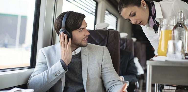 Sony parāda trokšņus slāpējošas bezvadu austiņas WH-1000XM3