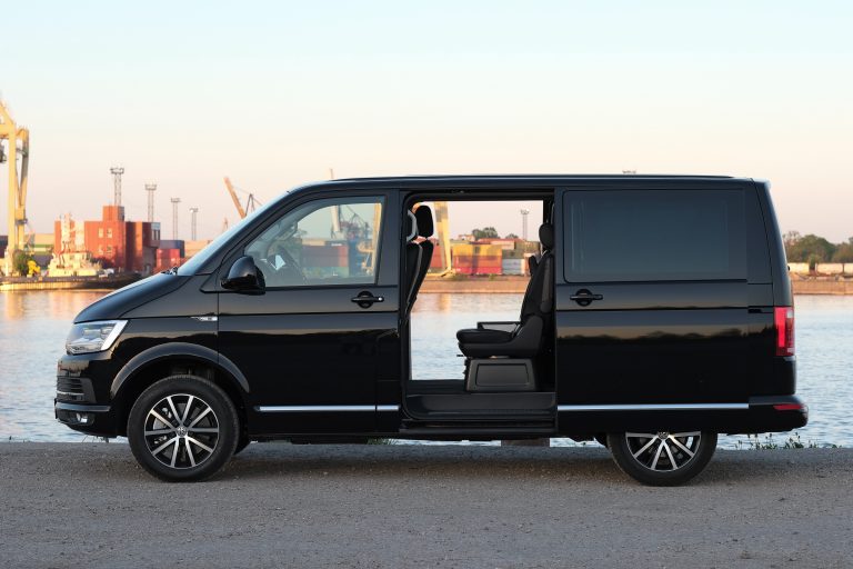 Kursors izmēģina Volkswagen Multivan Executive