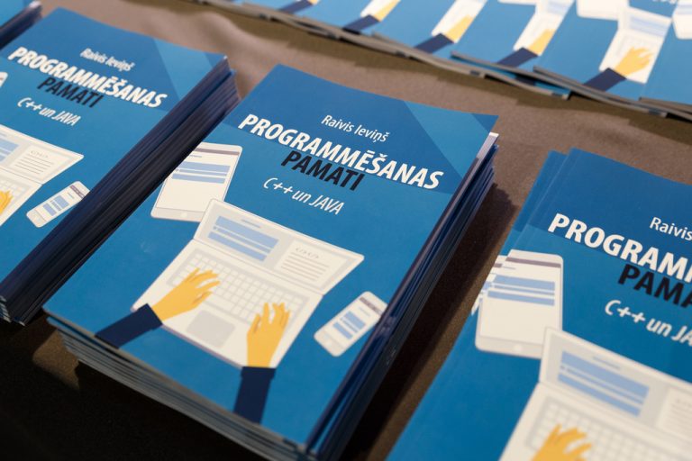 Izdota C++ un Java programmēšanas pamatu grāmata skolēniem