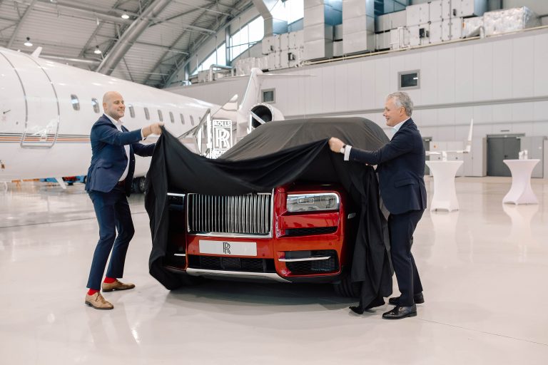 Latvijā prezentēts jaunais luksus sporta apvidus auto “Rolls-Royce Cullinan”