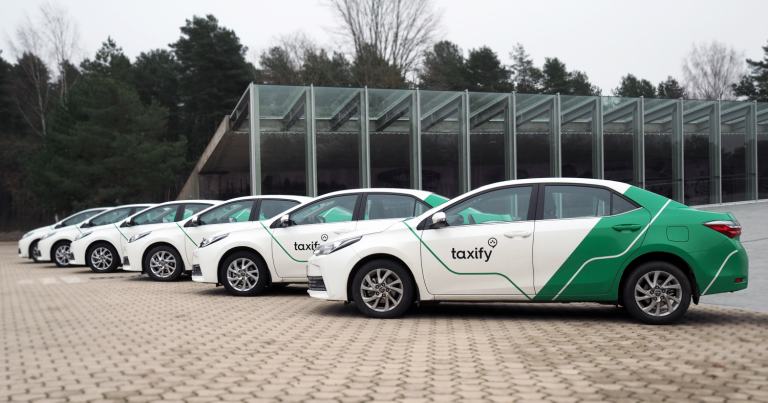 Taxify Baltijā ievieš fiksētās cenas braucienus un komforta kategorijas automašīnas
